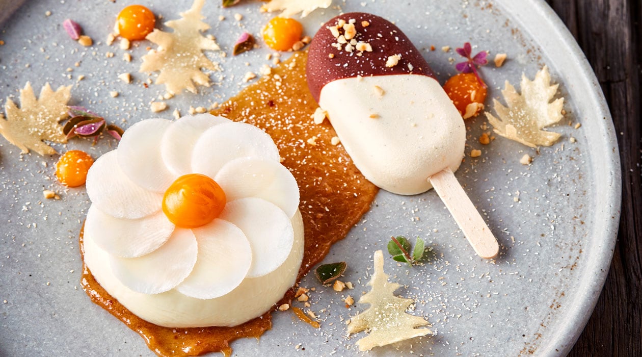 Delicias de mini helado de chirivía y panna cotta